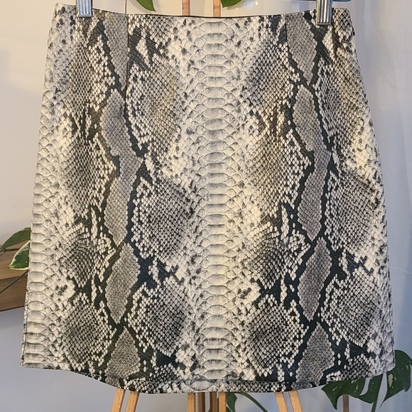 Grey faux snakeskin Dynamite mini skirt NWT - Picture 7 of 8